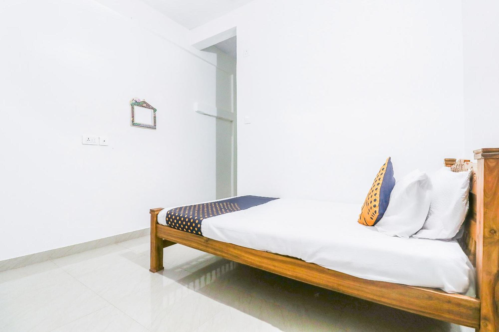 SPOT ON 67283 Rohini Inn Kottakkal Bagian luar foto