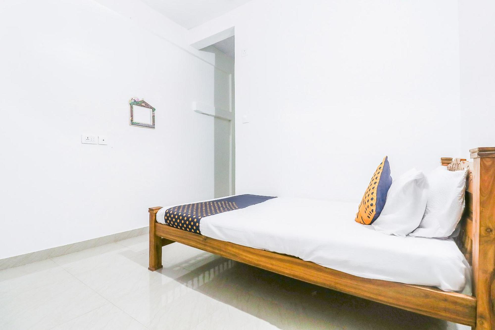 SPOT ON 67283 Rohini Inn Kottakkal Bagian luar foto