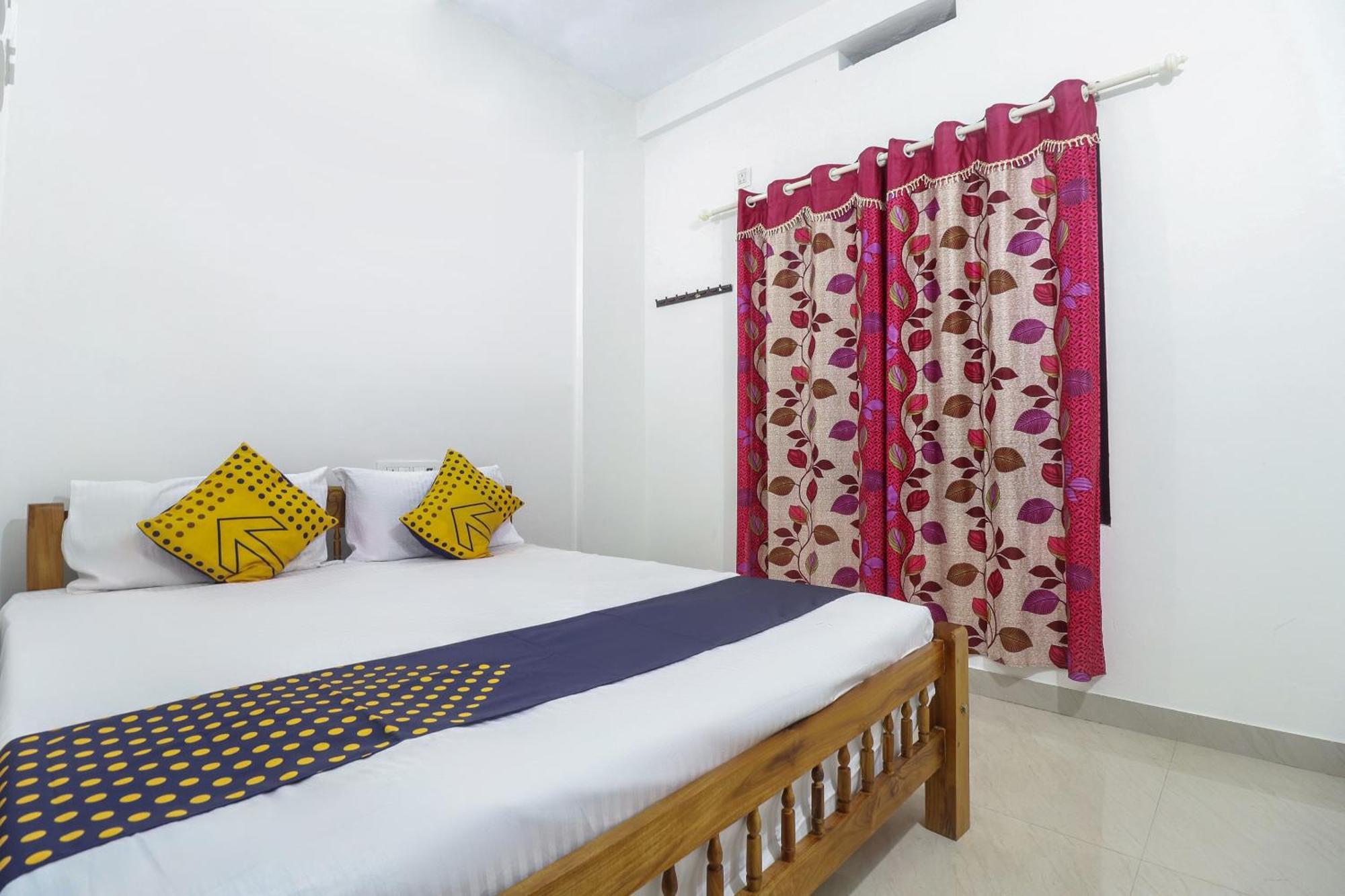 SPOT ON 67283 Rohini Inn Kottakkal Bagian luar foto